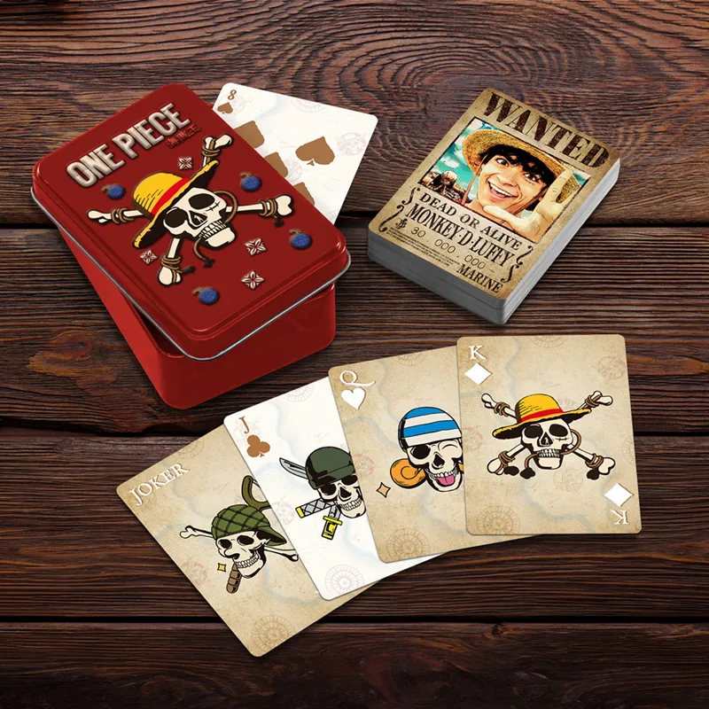 cartes à jouer dans une boite en métal